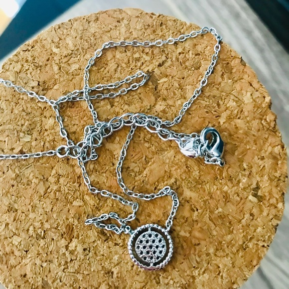 Round zirconia stone embellished pendant necklace - Picture 6 of 8